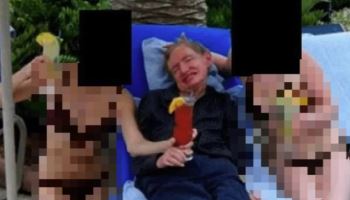 비키니女 2명과 ‘찰칵’…호킹 박사, ‘엡스타인 사진’ 등장