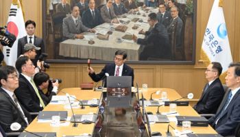 ‘금리 2.5% 동결’ 만장일치···반도체 호조에 성장률 전망치 1.8→2%로