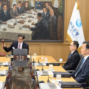 ‘금리 2.5% 동결’ 만장일치···반도체 호조에 성장률 전망치 1.8→2%로