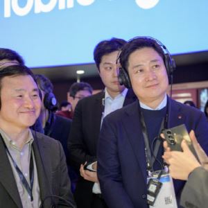 "딸내미 사주고 싶네"…홍범식 LG유플러스 CEO, 삼성 부스서 신기술에 '엄지척'