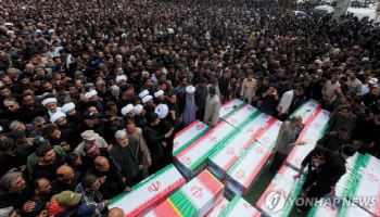 “학교 가던 아이들이 무슨 죄인가”...이란 초교 폭격 희생자 175명 눈물의 장례식