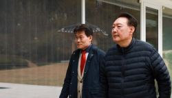 “尹, 친구 애 봐주다 9수 했다”…전한길 “너무 멋진 미담”