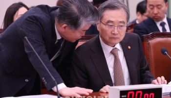 이란 사태 긴급 현안질의, '대화하는 조현-김경협'