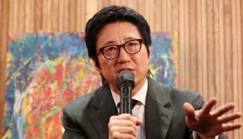 기자회견하는 박신양 화가