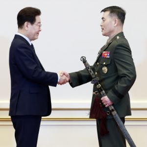 李대통령 "軍 정치적 중립 확고히 해달라"