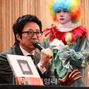“왜 이런 시도 하냐고요?”…박신양의 파격 ‘전시쑈’