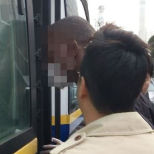 "케냐 갈 돈 없어서" 난민, 알바생 입에 수저 7개 욱여넣어 [그해 오늘]