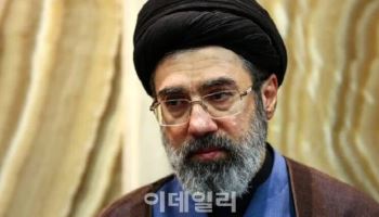 [속보] 이란 전문가회의 “하메네이 차남, 최고지도자 선출”