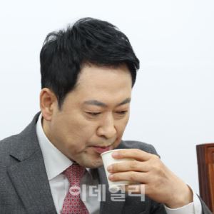 [포토]'물 마시는 장동혁 대표'                                                                                                                                                                 