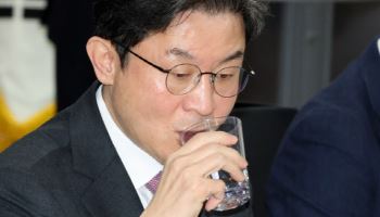 물 마시는 이억원 금융위원장