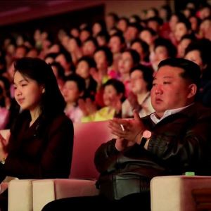 김정은, 주애와 국제부녀절 공연 관람…"사회주의 발전 여성 역할 중요"