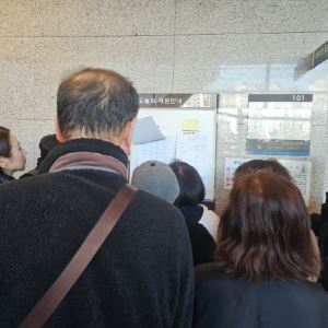 “실거주 의무 없어 갭투자로 in서울 가능” 경매 열리자 100여명 북적