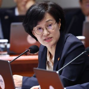 모든 여성에게 무상생리대 준다…원민경 장관, 시범사업 제안
