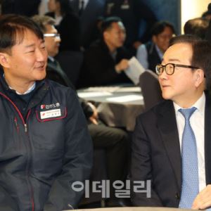 [포토]대화 나누는 양경수 위원장-이동근 상근부회장                                                                                                                                                       