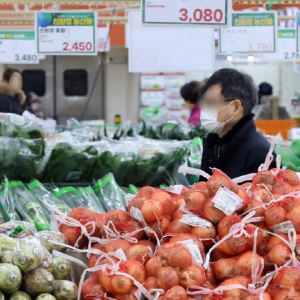 “장 보기 무섭네”…기름값 이어 밥상물가도 뛰었다