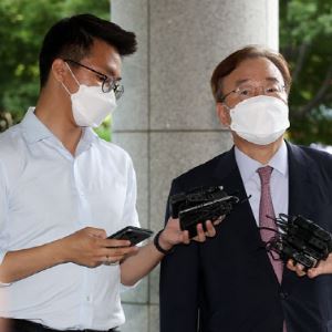 '한미 정상 통화 유출' 강효상 전 의원, 징역형 집행유예 확정