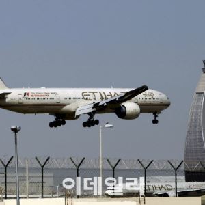 "비행기 타기 겁난다"…유가 폭등에 항공권 줄인상