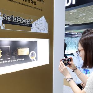[포토]관람객 시선 사로잡는 전고체배터리                                                                                                                                                                 