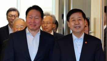 이야기 나누며 입장하는 구윤철-최태원