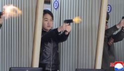 저격소총 이어 권총..북한서만 볼수 있는 '총잡은 후계자'
