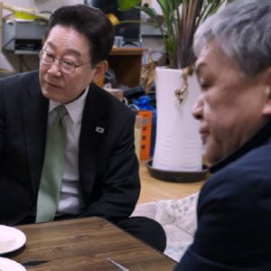 李대통령, 청주 사창시장서 '두부먹방'...어머니와 일화도 소개