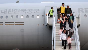 軍수송기로 도착한 국민 204명…李대통령 "원팀 협력 성과"(종합)