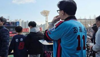 “일주일 만에 또”…‘부산 출마설’ 한동훈, 최동원 유니폼 입었다