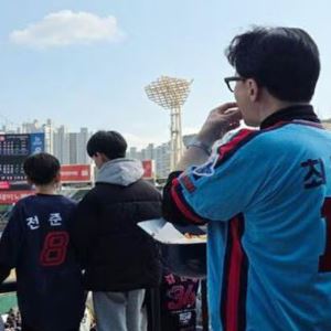“일주일 만에 또”…‘부산 출마설’ 한동훈, 최동원 유니폼 입었다