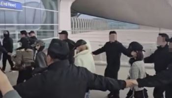 인천공항서 '강강술래' 진화한 연예인 황제 경호 [영상]