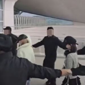 인천공항서 '강강술래' 진화한 연예인 황제 경호 [영상]
