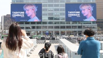 "BTS 월드투어, 팬들 소비 한계 시험할 것"…외신들도 주목