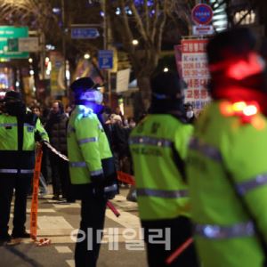 [포토]BTS 공연 종료, '광화문 광장 이동하는 시민들'