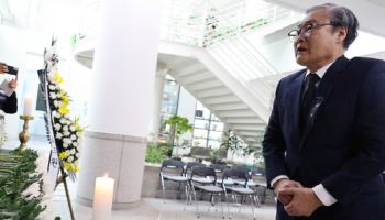 "정말 죄송합니다"…분향소 찾은 '대전 화재 참사' 대표, 눈물로 사죄