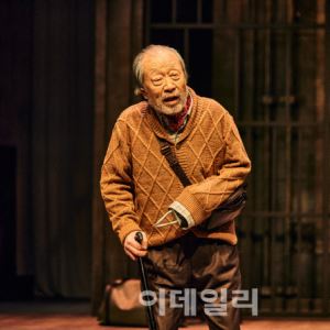 웃음·감동 준 '아흔의 신구', 장진표 블랙 코미디 빛냈다