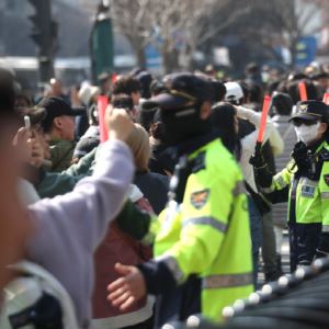 BTS 공연 '과잉 통제' 논란…경찰 "시민안전, 부족보다 과한 게 나아"