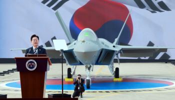 李 “KF-21 양산, 방산 수출 새 동력”…4대 강국 도약 시동