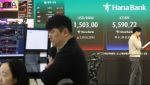 코스피 5500선 턱걸이…외국인 3조원 팔자에 반도체주 약세