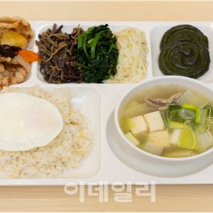 靑 식탁 오른 '하얼빈 꿔바로우'…특식에 담긴 뜻은
