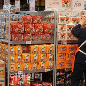 "포장지 없어 공장 세울 판"… 중동발 '납사 쇼크' K푸드 직격탄