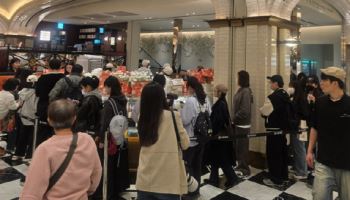 “2시간 만에 완판” GD 호두과자 뭐길래…신세계百 강남 ‘오픈런’