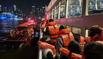 359명 태운 한강 유람선 좌초 "엔진서 연기...전원 구조"