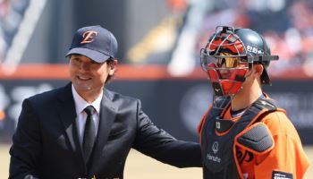 '검은 양복' 입고 마운드 오른 박찬호..."화재 참사 추모"