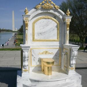 워싱턴DC에 등장한 황금변기..."트럼프 취향에 맞췄다" 조롱