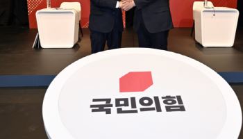 野 경북지사 ‘진흙탕’ 설전…김재원 “무능의 8년” 이철우 “공부 좀 하라”