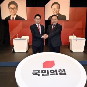 野 경북지사 ‘진흙탕’ 설전…김재원 “무능의 8년” 이철우 “공부 좀 하라”