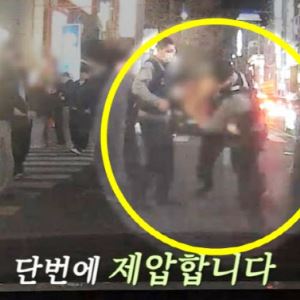 "속 시원" 옷 벗고 난동 문신男, 경찰 '업어치기'에 KO [영상]