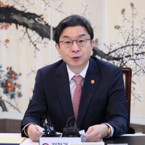 부동산 안 잡히면 더 센 규제 온다