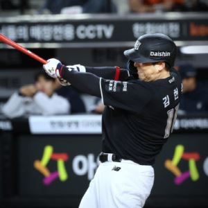 KT, 난타전 끝 웃었다…김현수 결승 싹쓸이로 개막 4연승