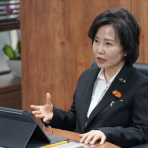 "채무조정 넘어 기본저축·기본보험까지"…금융기본권 꺼낸 김은경