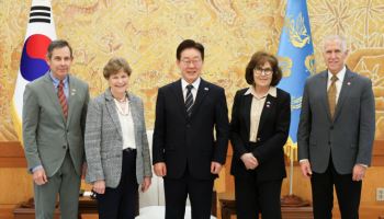 李대통령, 美 상원의원단에 “전작권 환수해 미국 부담 줄일 것”